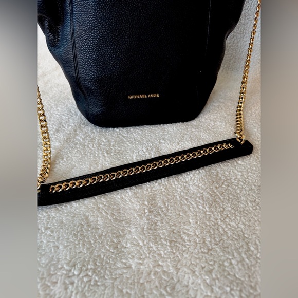 Michael Kors Brooke Med. Bucket Messenger Bag w/ gold chain - Picture 6 of 7